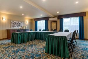 einen Konferenzraum mit einem Tisch und Stühlen in einem Zimmer in der Unterkunft Best Western Plus Grand-Sault Hotel & Suites in Grand Falls