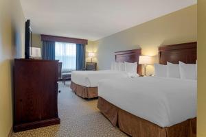 Postel nebo postele na pokoji v ubytování Best Western Plus Grand-Sault Hotel & Suites