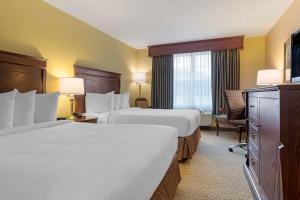 Postel nebo postele na pokoji v ubytování Best Western Plus Grand-Sault Hotel & Suites