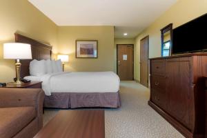 Postel nebo postele na pokoji v ubytování Best Western Plus Grand-Sault Hotel & Suites