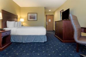 TV a/nebo společenská místnost v ubytování Best Western Plus Grand-Sault Hotel & Suites