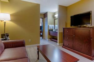 TV a/nebo společenská místnost v ubytování Best Western Plus Grand-Sault Hotel & Suites