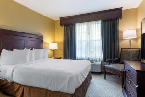 Postel nebo postele na pokoji v ubytování Best Western Plus Grand-Sault Hotel & Suites + 37 fotografií