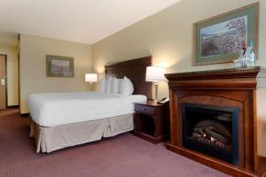 Postel nebo postele na pokoji v ubytování Best Western Plus Grand-Sault Hotel & Suites