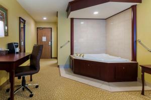 TV a/nebo společenská místnost v ubytování Best Western Plus Grand-Sault Hotel & Suites
