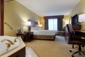 Postel nebo postele na pokoji v ubytování Best Western Plus Grand-Sault Hotel & Suites