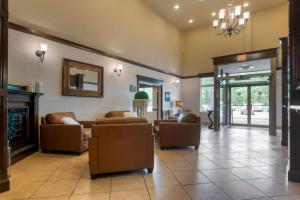 Posezení v ubytování Best Western Plus Fredericton Hotel & Suites