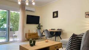 Telewizja i/lub zestaw kina domowego w obiekcie Elena apartment chalkidiki