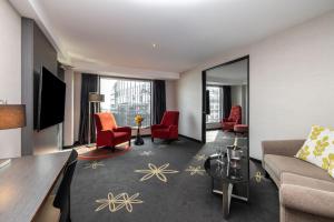 Televízia a/alebo spoločenská miestnosť v ubytovaní SkyCity Hotel Auckland
