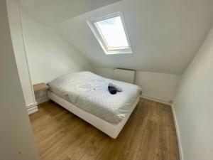a small bedroom with a bed and a window at Magnifique duplex pour huit personnes -070 in Rouen