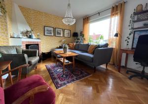 TV a/nebo společenská místnost v ubytování The Yellow Townhouse