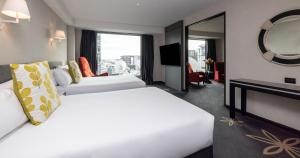 Posteľ alebo postele v izbe v ubytovaní SkyCity Hotel Auckland