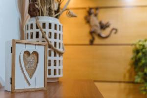 a heart sign on a table with a monkey in the background at Farol Beach Place in Nazaré