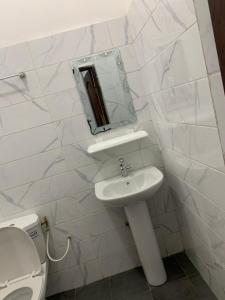 コトヌーにあるPeaceful Stay 1SRのバスルーム(洗面台、鏡、トイレ付)