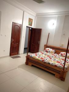 1 dormitorio con 1 cama y algunos armarios de madera en Peaceful Stay 1SR en Cotonú