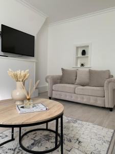 uma sala de estar com um sofá e uma mesa em New look flat In Waterloo em Londres