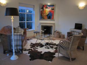 a living room with a table and chairs and a fireplace at B&B Boerderij Wijtvliet in Langeweg