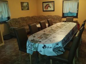 een eettafel met een blauw en wit tafelkleed bij Holiday Home Ana in Tounj