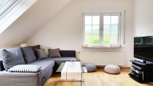 ein Wohnzimmer mit einem Sofa und einem Tisch in der Unterkunft Bos En Kasteel in Nideggen