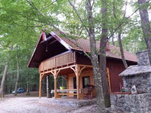 TounjにあるHoliday Home Anaの木の木の木の木の小屋