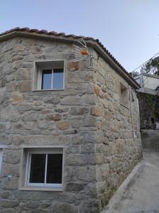 Kamienny dom z trzema oknami na boku w obiekcie Casa do Vale - Casa Termal - Gerês / Xures w mieście Lobios