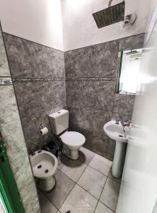 La salle de bains est pourvue de toilettes et d'un lavabo. dans l'établissement Hotel Estrella Andina, à San Juan