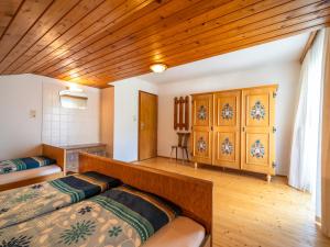 een slaapkamer met een bed en een houten plafond bij Obersteiner 1 in Zell am Ziller
