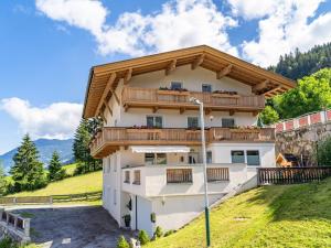 een huis in de bergen met een balkon bij Obersteiner 1 in Zell am Ziller