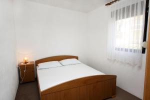 - une petite chambre avec un lit et une fenêtre dans l'établissement Apartment Marina 4850d, à Marina