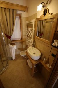 une salle de bain avec un lavabo et un miroir et des toilettes dans l'établissement Villa Giuditta Residence, à Gaby