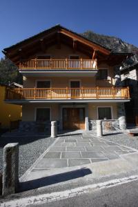 un grand bâtiment avec un balcon au-dessus dans l'établissement Villa Giuditta Residence, à Gaby