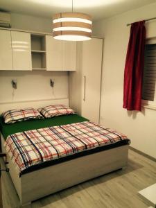 Un pat sau paturi într-o cameră la Apartments by the sea Cove Saplunara, Mljet - 4900