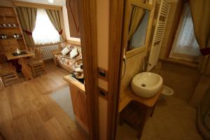 une salle de bain avec lavabo et un salon dans l'établissement Villa Giuditta Residence, à Gaby 77 autres photos