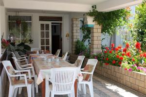 Vonkajšia záhrada v ubytovaní Apartments and rooms with parking space Palit, Rab - 5039