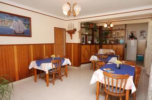 Reštaurácia alebo iné gastronomické zariadenie v ubytovaní Apartments and rooms with parking space Palit, Rab - 5039