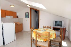 Kuchyňa alebo kuchynka v ubytovaní Apartments and rooms with parking space Palit, Rab - 5039