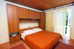 Posteľ alebo postele v izbe v ubytovaní Apartments and rooms with parking space Palit, Rab - 5039