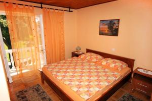 Posteľ alebo postele v izbe v ubytovaní Apartments and rooms with parking space Palit, Rab - 5039