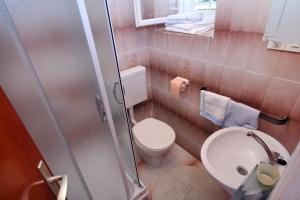 Kúpeľňa v ubytovaní Apartments and rooms with parking space Palit, Rab - 5039