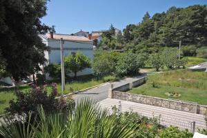 Vonkajšia záhrada v ubytovaní Apartments and rooms with parking space Palit, Rab - 5039