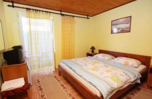 Posteľ alebo postele v izbe v ubytovaní Apartments and rooms with parking space Palit, Rab - 5039