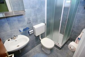 Kúpeľňa v ubytovaní Apartments and rooms with parking space Palit, Rab - 5039