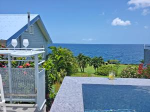 een huis met uitzicht op de oceaan bij Blue Haven Villas Guadeloupe Villa Blue Star in Bouillante