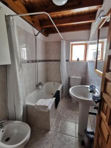 een badkamer met een bad, een toilet en een wastafel bij Casa marinera céntrica en Comillas in Comillas
