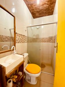 a bathroom with a toilet and a sink and a shower at Casa Di Dóres in Trairi