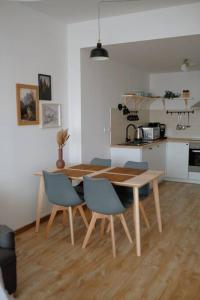 Una cocina con una mesa y sillas en una habitación. en Bon Repos Apartmán, en Donovaly