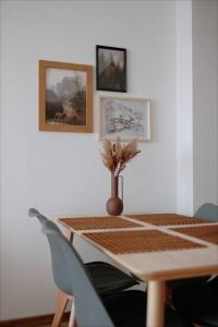 una mesa de madera con un jarrón encima en Bon Repos Apartmán, en Donovaly