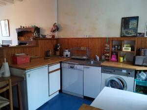 Kuchyňa alebo kuchynka v ubytovaní Gite des petites ruelles : familial et chaleureux + 13 fotografií