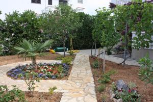 Ein Garten an der Unterkunft Apartments with parking spaces Barbat, Rab - 4962