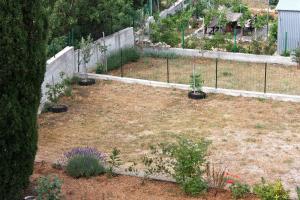 Ein Garten an der Unterkunft Apartments with parking spaces Barbat, Rab - 4962